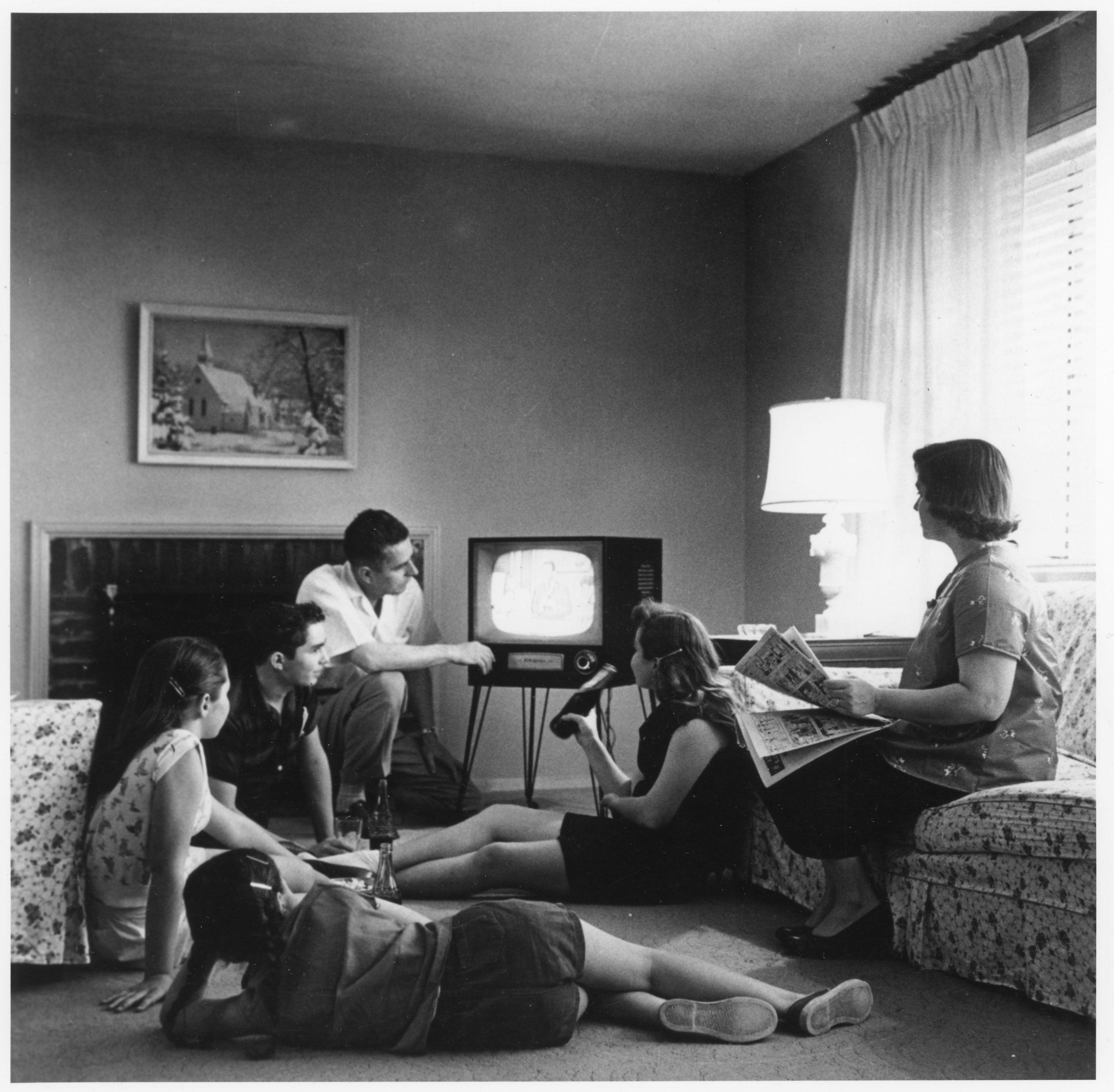 Egy család televíziót néz az otthonában